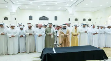 سعود بن صقر يشيع صلاة الجنازة على جثمان الشيخة شمسة الكتبي